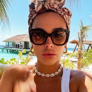 "Aujourd’hui on parle de 340 000 ressortissants français à Dubaï, qui sont détenteurs de la nationalité française", rappelle-t-elle,  


Selfie de Jazz relayé sur Instagram.