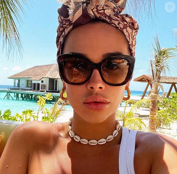 "Aujourd’hui on parle de 340 000 ressortissants français à Dubaï, qui sont détenteurs de la nationalité française", rappelle-t-elle,  


Selfie de Jazz relayé sur Instagram.