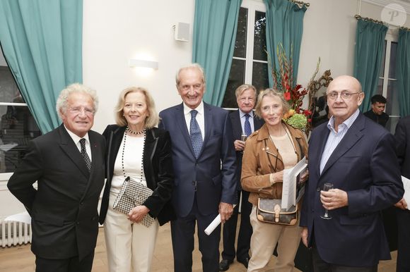 Exclusif - Laurent Dassault, Brigitte et Gérard Longuet et guests lors d'un dîner de la Revue des Deux Mondes à la Maison de l'Amérique Latine à Paris le 15 septembre 2025

© Jack Tribeca / Bestimage