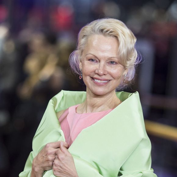 Si certaines marques de célébrités atteignent des prix astronomiques, la gamme Sonsie propose des tarifs accessibles allant de 22 dollars à 64 dollars selon les produits. Pour le marché européen, les prix sont légèrement adaptés.

Pamela Anderson sur le tapis rouge avant la première de « Rosebush Pruning » à la Berlinale, au Theater am Potsdamer Platz, le 14 février 2026.