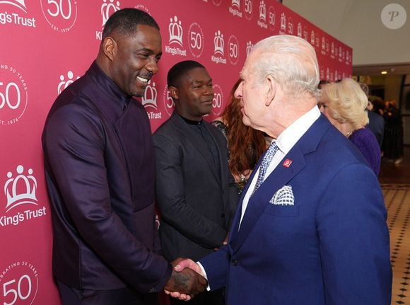 Le roi Charles (Le roi Charles III d'Angleterre) rencontre Idris Elba alors qu'il assiste à la "Célébration du King's Trust" pour marquer le 50ème anniversaire de l'organisation caritative. Photo par Aaron Chown/WPA-Pool