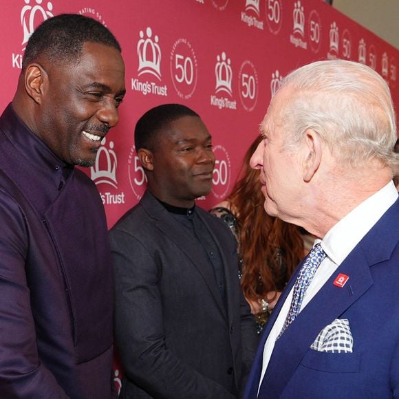 Le roi Charles (Le roi Charles III d'Angleterre) rencontre Idris Elba alors qu'il assiste à la "Célébration du King's Trust" pour marquer le 50ème anniversaire de l'organisation caritative. Photo par Aaron Chown/WPA-Pool