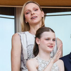 Leurs robes étaient d'ailleurs au même prix !

La princesse Charlène de Monaco et la princesse Gabriella de Monaco, comtesse de Carladès au balcon du Palais princier lors de la célébration de la fête de la Saint Jean sur la Place du Palais princier de Monaco, le 23 juin 2026. La Saint Jean est à l'origine une fête païenne puis chrétienne. Pour les païens, c'était une fête qui célébrait les moissons. Une fois christianisée, cette fête est devenue celle du solstice d'été et donc la fête de la lumière. © Claudia Albuquerque/Bestimage