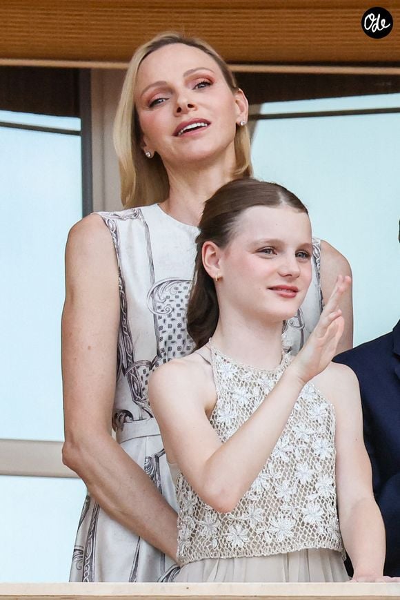 Leurs robes étaient d'ailleurs au même prix !

La princesse Charlène de Monaco et la princesse Gabriella de Monaco, comtesse de Carladès au balcon du Palais princier lors de la célébration de la fête de la Saint Jean sur la Place du Palais princier de Monaco, le 23 juin 2026. La Saint Jean est à l'origine une fête païenne puis chrétienne. Pour les païens, c'était une fête qui célébrait les moissons. Une fois christianisée, cette fête est devenue celle du solstice d'été et donc la fête de la lumière. © Claudia Albuquerque/Bestimage
