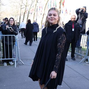 La chanteuse Louane (Louane Emera) aux arrivées au défilé Rabanne Mode Collection Prêt-à-Porter Automne/Hiver 2025-2026 lors de la Fashion Week de Paris (PFW) au siège de l'Unesco, à Paris, France, le 6 mars 2025. © Denis Guignebourg/Bestimage