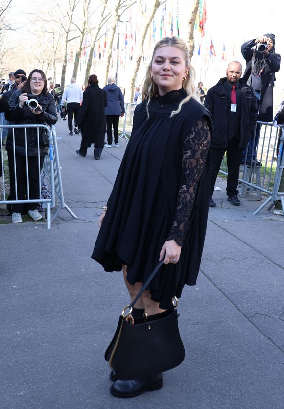 La chanteuse Louane (Louane Emera) aux arrivées au défilé Rabanne Mode Collection Prêt-à-Porter Automne/Hiver 2025-2026 lors de la Fashion Week de Paris (PFW) au siège de l'Unesco, à Paris, France, le 6 mars 2025. © Denis Guignebourg/Bestimage