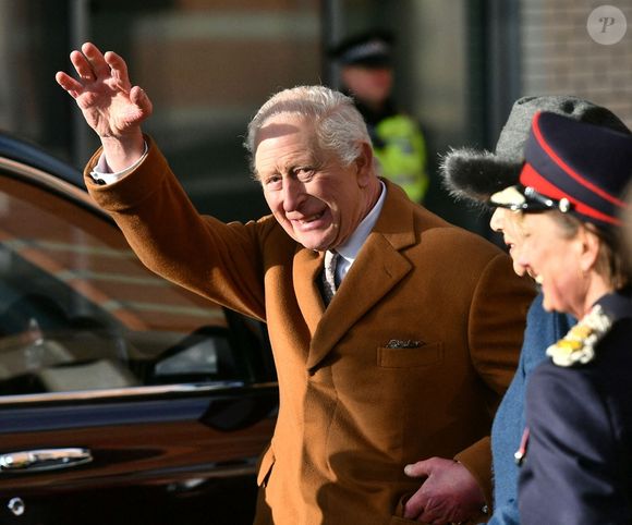 En parlant de la compétition, Charles III a lâché un "fantastique". Un seul et unique mot qui devrait grandement faire plaisir à son fils !

Leurs Majestés, le roi Charles III d'Angleterre et la reine consort d'Angleterre, à la sortie du Centre communautaire international de Middlesbrough, Royaume Uni, le 13 février 2025. © Backgrid UK/Bestimage