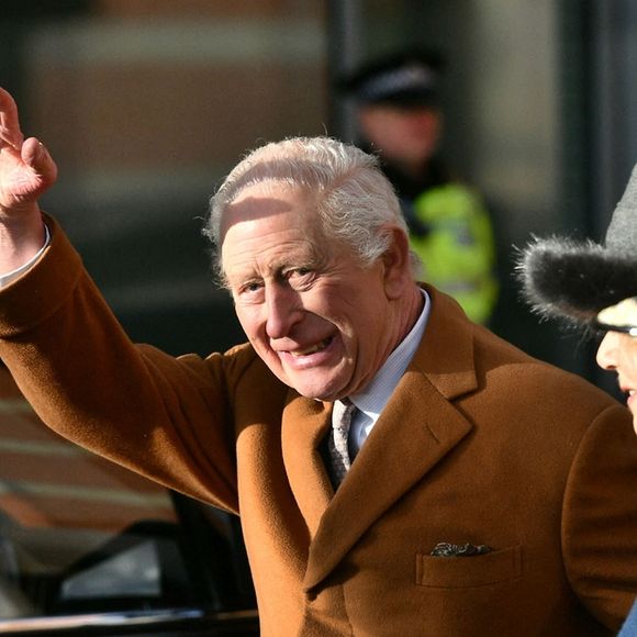 En parlant de la compétition, Charles III a lâché un "fantastique". Un seul et unique mot qui devrait grandement faire plaisir à son fils !

Leurs Majestés, le roi Charles III d'Angleterre et la reine consort d'Angleterre, à la sortie du Centre communautaire international de Middlesbrough, Royaume Uni, le 13 février 2025. © Backgrid UK/Bestimage