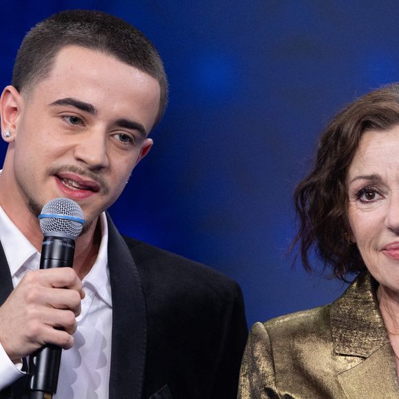 Exclusif - Tina Arena et son fils Gabriel Joseph Mancini pour les surprises lors de l'enregistrement de l'émission "La Boîte à secrets", présentée par F.Bollaert et diffusée le 23 janvier sur France 3, dans les studios du Lendit à Saint-Denis, France, le 16 décembre 2025. © Cyril Moreau/Bestimage
