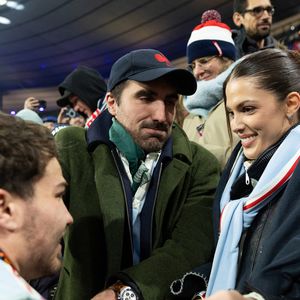 Exclusif - Antoine Dupont, Clément, frère d'A.Dupont, Iris Mittenaere lors du match de rugby du Tournoi des Six Nations France contre Angleterre au Stade de France à Saint-Denis le 14 mars 2026. © AGENCE / BESTIMAGE