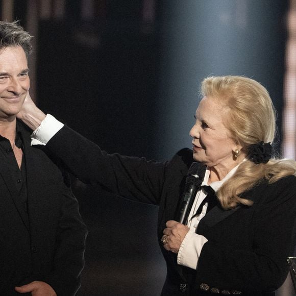 Lorsqu'il avait 11 ans, il est d'ailleurs parti vivre aux Etats-Unis avec sa mère.

Sylvie Vartan sur scène reçoit un prix d'honneur de David Hallyday lors des 40èmes Victoires De La Musique à La Seine Musicale le 14 février 2025 à Boulogne-Billancourt, France. Photo by David NIVIERE/ABACAPRESS.COM