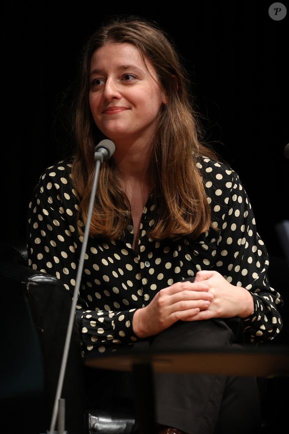 Mais n'allez pas lui dire qu'elle doit sa place dans Quotidien à ses parents. "Mon job à Quotidien, je ne l’ai pas eu grâce à eux, par exemple", souligne-t-elle en interview pour Le Parisien.

Exclusif - La journaliste et écrivaine Ambre Chalumeau lors d'un échange avec son public lors de la sortie de son livre "Les Vivants" - Stock, à la Station Ausone - Librairie Mollat à Bordeaux, France, le 25 mars 2025. © Jean-Marc Lhomer/Bestimage