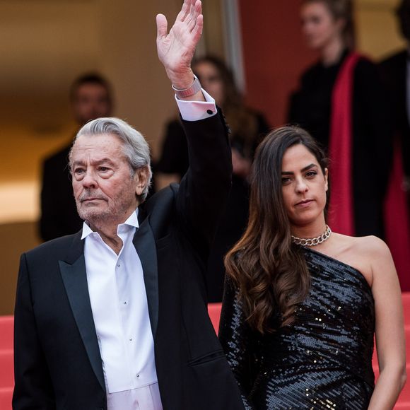 Alain Delon (avec un badge Paris Match d'une ancienne couverture du magazine titrant "Alain Delon, mes deux amours, Rosalie et Anouchka) et sa fille Anouchka Delon (Robe Elie Saab) - Montée des marches du film "A Hidden Life" lors du 72ème Festival International du Film de Cannes. Le 19 mai 2019
© Jacovides-Moreau / Bestimage