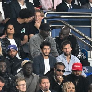 Natalie Portman et son fils Aleph, Angélique Angarni-Filopon (Miss France 2025), Pokora (Matt Pokora), Michel Cymes, Paul Mirabel, Kamel Isker, Alexis Michalik , Kalash, Mathieu Vergne et sa femme Ophélie Meunier, Alexandre Bompard - Célébrités dans les tribunes lors du match de qualification pour la Coupe du Monde 2026 entre la France et l'Islande (2-1) au Parc des Princes à Paris le 9 septembre 2025. © Lionel Urman/Bestimage