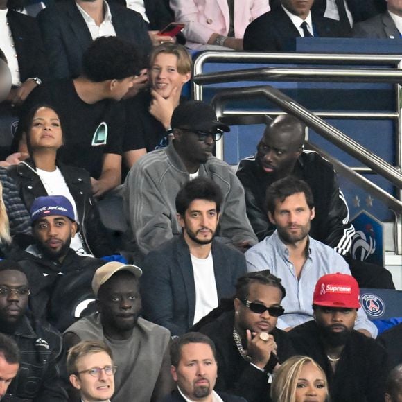 Natalie Portman et son fils Aleph, Angélique Angarni-Filopon (Miss France 2025), Pokora (Matt Pokora), Michel Cymes, Paul Mirabel, Kamel Isker, Alexis Michalik , Kalash, Mathieu Vergne et sa femme Ophélie Meunier, Alexandre Bompard - Célébrités dans les tribunes lors du match de qualification pour la Coupe du Monde 2026 entre la France et l'Islande (2-1) au Parc des Princes à Paris le 9 septembre 2025. © Lionel Urman/Bestimage