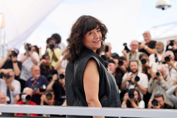 "Je ne l'ai pas reconnue", "On dirait une mémère", "Qu'est-ce qui lui ait arrivé ?", "Elle a pris cher", "Le coup de vieux", "Elle a sacrément morflé", "Elle a tellement vieilli"... Des attaques abjectes, que Romane Bohringer n'a pas hésité à dénoncer sur Instagram, avec humour.

Romane Bohringer au photocall de "Dites-lui que je l'aime" (Séance spéciale) lors du 78ème Festival International du Film de Cannes, le 19 mai 2025. © Jacovides / Moreau / Bestimage