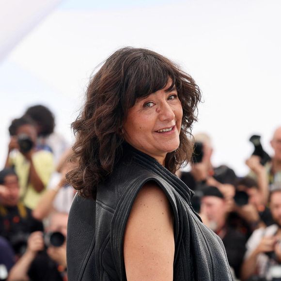 "Je ne l'ai pas reconnue", "On dirait une mémère", "Qu'est-ce qui lui ait arrivé ?", "Elle a pris cher", "Le coup de vieux", "Elle a sacrément morflé", "Elle a tellement vieilli"... Des attaques abjectes, que Romane Bohringer n'a pas hésité à dénoncer sur Instagram, avec humour.

Romane Bohringer au photocall de "Dites-lui que je l'aime" (Séance spéciale) lors du 78ème Festival International du Film de Cannes, le 19 mai 2025. © Jacovides / Moreau / Bestimage