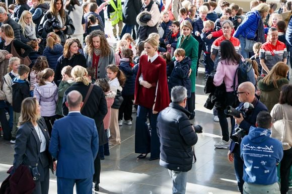 La princesse Charlène de Monaco au Grimaldi Forum, accompagnée du champion monégasque de descente en apnée, Pierre Frolla, et la nouvelle directrice de sa Fondation Mme Anne Boggio, pour accueillir tous les élèves de Cours Préparatoire (CP) de Monaco (316 enfants) pour une matinée de sensibilisation à la prévention de la noyade à Monaco, le 28 novembre 2025. Claudia Albuquerque/Bestimage