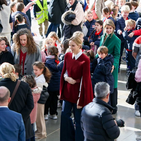 La princesse Charlène de Monaco au Grimaldi Forum, accompagnée du champion monégasque de descente en apnée, Pierre Frolla, et la nouvelle directrice de sa Fondation Mme Anne Boggio, pour accueillir tous les élèves de Cours Préparatoire (CP) de Monaco (316 enfants) pour une matinée de sensibilisation à la prévention de la noyade à Monaco, le 28 novembre 2025. Claudia Albuquerque/Bestimage