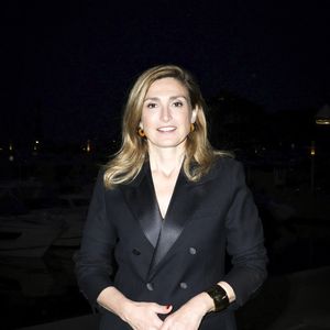 Julie Gayet, qui est présumée innocente et qui n'a jamais été mise en examen dans cette affaire, aurait été entendue trois fois sous le régime de l'audition libre, explique "Libération". 

Exclusif - Julie Gayet en backstage de l'émission "C à vous" lors du 78ème Festival International du Film de Cannes le 19 mai 2025. © Jack Tribeca / Bestimage