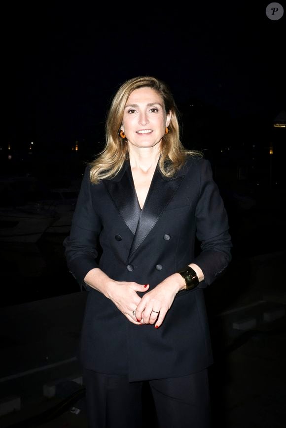 Julie Gayet, qui est présumée innocente et qui n'a jamais été mise en examen dans cette affaire, aurait été entendue trois fois sous le régime de l'audition libre, explique "Libération". 

Exclusif - Julie Gayet en backstage de l'émission "C à vous" lors du 78ème Festival International du Film de Cannes le 19 mai 2025. © Jack Tribeca / Bestimage