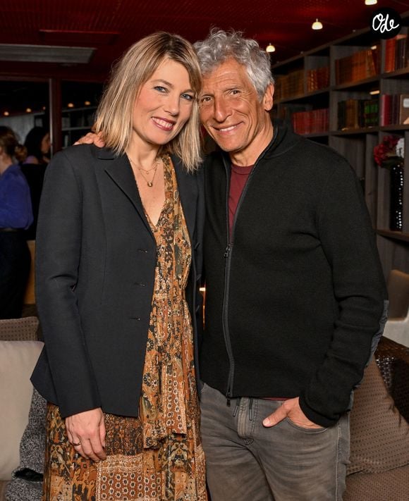 Dans la chambre, le vert et le bronze dominent, tandis que la salle de bains joue la carte du noir et blanc, avec une touche de couleur apportée par le linge.

Exclusif - Mélanie Page et son mari Nagui - Générale de la pièce "Ubu Roi" d'Alfred Jarry, mise en scène par Daniel Benoin, le directeur du théâtre Anthéa à Antibes, le 3 mars 2026, avec André Marcon, qui joue le Père Ubu et Mélanie Page, dans le rôle de la Mère Ubu. © Bruno Bebert/Bestimage