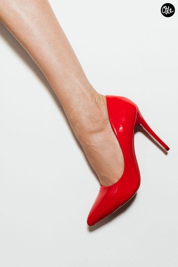Si les talons hauts sont reconnus pour maltraiter la posture, les paires plus confortables ne sont pas non plus irréprochables.