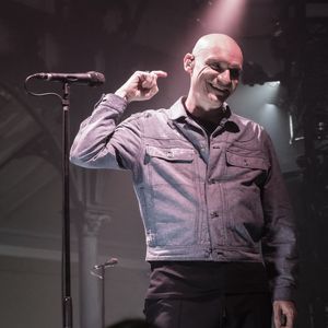 Gaëtan Roussel - Le groupe français Louise Attaque fête ses 25 ans de carrière en donnant une série de 6 concerts gratuits pour leur fan, en une journée, à L'Élysée Montmartre - Paris le 26/04/2022 - © Jack Tribeca / Bestimage