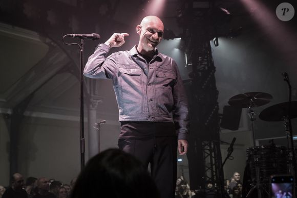Gaëtan Roussel - Le groupe français Louise Attaque fête ses 25 ans de carrière en donnant une série de 6 concerts gratuits pour leur fan, en une journée, à L'Élysée Montmartre - Paris le 26/04/2022 - © Jack Tribeca / Bestimage