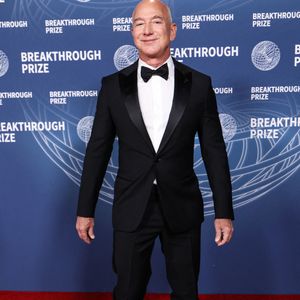 L'entrepreneur américain, magnat des affaires, fondateur et président exécutif d'Amazon Jeff Bezos arrive à la 11e cérémonie annuelle du Breakthrough Prize 2025 qui se tient au Barker Hangar le 5 avril 2025 à Santa Monica, Los Angeles, Californie, États-Unis. Photo par Xavier Collin/Image Press Agency/ABACAPRESS.COM