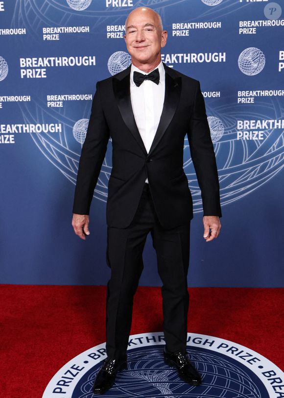 L'entrepreneur américain, magnat des affaires, fondateur et président exécutif d'Amazon Jeff Bezos arrive à la 11e cérémonie annuelle du Breakthrough Prize 2025 qui se tient au Barker Hangar le 5 avril 2025 à Santa Monica, Los Angeles, Californie, États-Unis. Photo par Xavier Collin/Image Press Agency/ABACAPRESS.COM