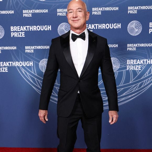 L'entrepreneur américain, magnat des affaires, fondateur et président exécutif d'Amazon Jeff Bezos arrive à la 11e cérémonie annuelle du Breakthrough Prize 2025 qui se tient au Barker Hangar le 5 avril 2025 à Santa Monica, Los Angeles, Californie, États-Unis. Photo par Xavier Collin/Image Press Agency/ABACAPRESS.COM