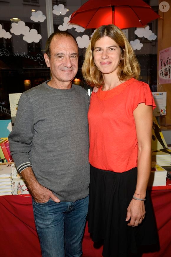 Il a refait sa vie avec une femme de 30 ans de moins et des photos d'eux avec leur bébé ont circulé

Gérard Miller et sa femme Anais Feuillette lors de la dédicace de Philippe Vandel de sa bande dessinée « Les Pourquoi en BD» à la librairie BD Net à Paris, le 26 septembre 2014.  
©COADIC GUIREC / BESTIMAGE