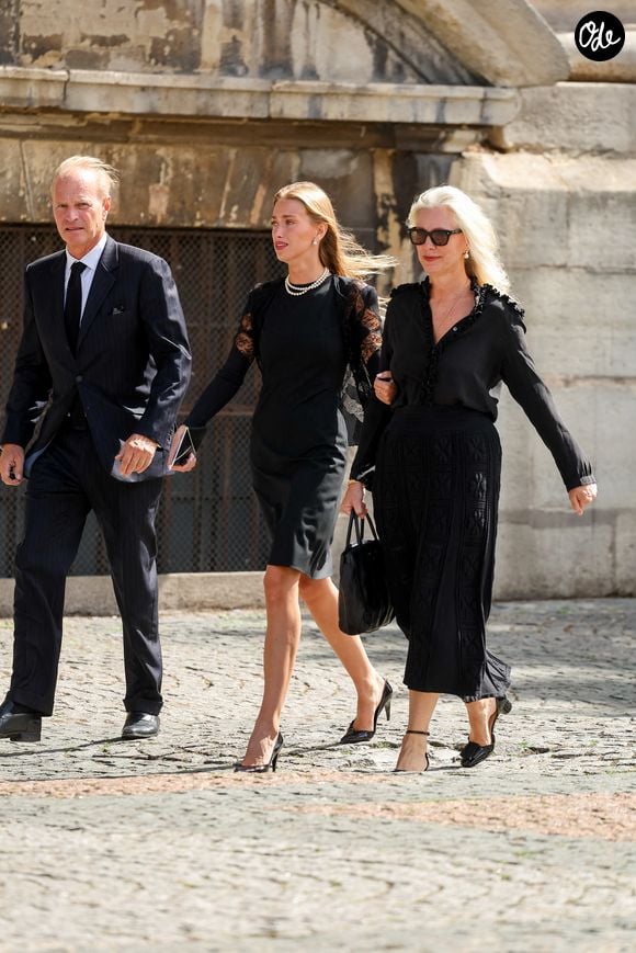 Pierre-Jérôme Hénin, sa femme Pauline, leur fille Rose - Arrivées aux obsèques de Mathilde Favier en l'église Saint-Sulpice à Paris, le 31 aout 2026. © Dominique Jacovides-Cyril Moreau/Bestimage