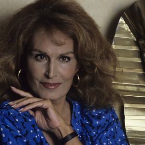 En France, à Paris, Dalida chez elle dans sa maison de Montmartre en novembre 1984. (Michel Ristroph via Bestimage).