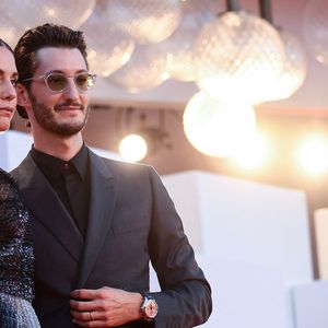 Natasha Andrews et son compagnon Pierre Niney lors du red carpet du film "Amants" lors de la 77ème édition du festival international du film de Venise (Mostra) le 3 septembre 2020. © BS / Bestimage