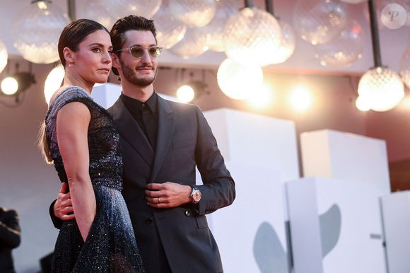 Natasha Andrews et son compagnon Pierre Niney lors du red carpet du film "Amants" lors de la 77ème édition du festival international du film de Venise (Mostra) le 3 septembre 2020. © BS / Bestimage