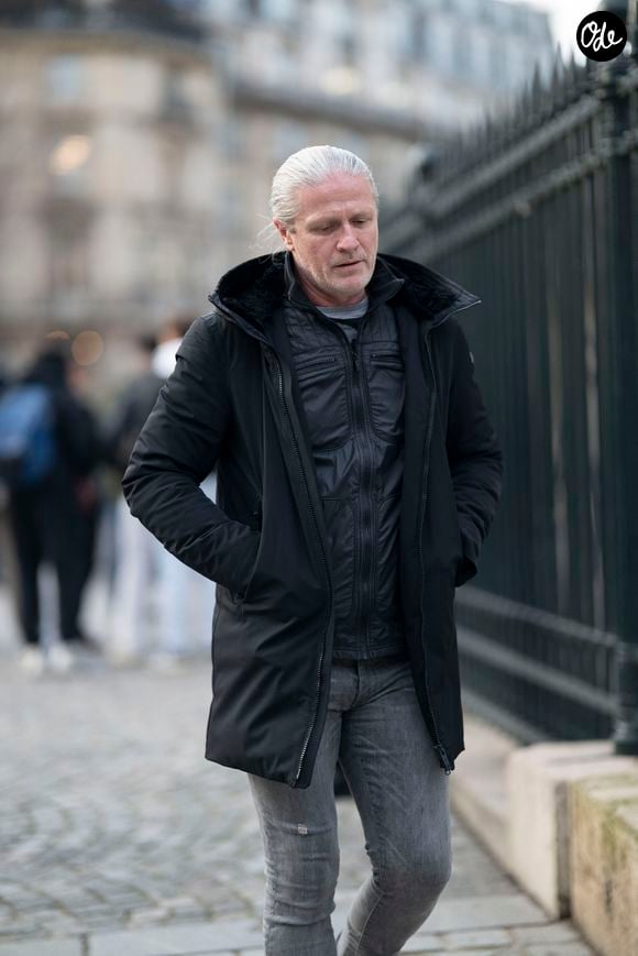Pour l'ancien champion d'Europe 2000, le changement de cap est alors nécessaire. 

Emmanuel Petit - Sorties de la cérémonie religieuse en hommage à Rolland Courbis en l’église de la Madeleine à Paris, France, le 14 janvier 2026. © Yehiel Chekroune / Bestimage