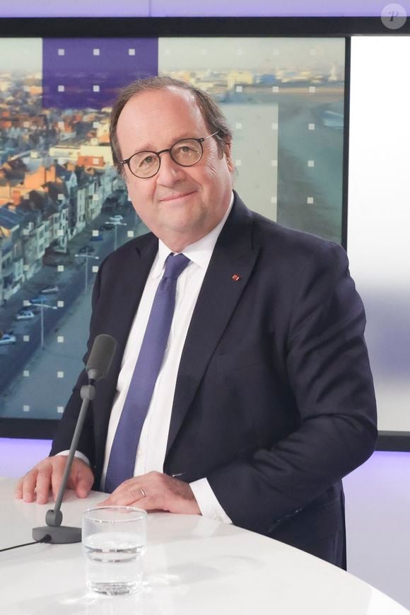 Exclusif - François Hollande, sur le plateau de l’émission « Face aux territoires » présentée pa C.Viguier dans les studios de TV5 Monde à Paris, France, le 10 octobre 2024. © Jack Tribeca/Bestimage