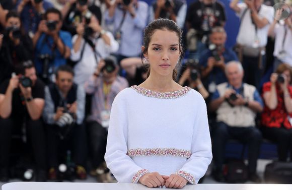 Dans ce film, Lyna Khoudri joue le rôle d'Eva, une humanitaire franco afghane bilingue qui cherche à partir avec sa mère née à Kaboul. 

Lyna Khoudri - Photocall du film "13 Jours 13 Nuits" lors du 78ème Festival International du Film de Cannes le 24 mai 2025. © Jacovides-Moreau/Bestimage