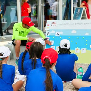 Cette journée vise à sensibiliser les collégiens monégasques aux gestes de sauvetage et à la sécurité aquatique.

La princesse Charlène de Monaco lors de la journée "Water Safety Day, pour la prévention de la noyade" sur la plage du Larvotto de Monaco, le 17 juin 2025. Cet événement est organisé par sa Fondation, le Centre de Sauvetage Aquatique de Monaco (CSAM) en partenariat avec la Croix-Rouge monégasque. © Claudia Albuquerque/Bestimage