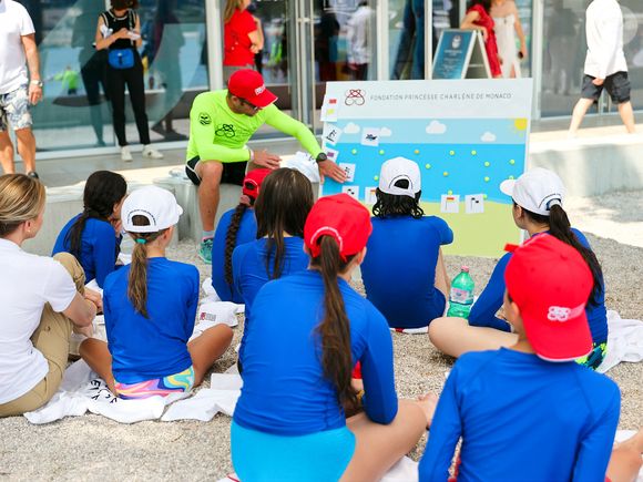 Cette journée vise à sensibiliser les collégiens monégasques aux gestes de sauvetage et à la sécurité aquatique.

La princesse Charlène de Monaco lors de la journée "Water Safety Day, pour la prévention de la noyade" sur la plage du Larvotto de Monaco, le 17 juin 2025. Cet événement est organisé par sa Fondation, le Centre de Sauvetage Aquatique de Monaco (CSAM) en partenariat avec la Croix-Rouge monégasque. © Claudia Albuquerque/Bestimage