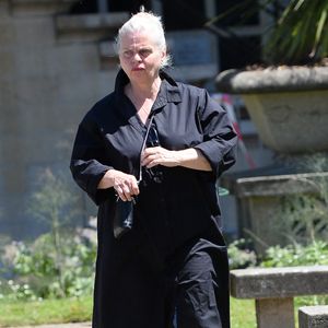 Isabelle Nanty, semble aller beaucoup mieux depuis son grave accident en VTC sur l'autoroute A10, arrive aux obsèques de la chanteuse Guesch Patti au Crématorium du Père-Lachaise à Paris, France, le 3 juillet 2026. Isabelle Nanty a accompagné son amie la chanteuse Guesch Patti jusqu'à son dernier souffle. © Bestimage