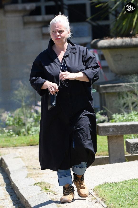 Isabelle Nanty, semble aller beaucoup mieux depuis son grave accident en VTC sur l'autoroute A10, arrive aux obsèques de la chanteuse Guesch Patti au Crématorium du Père-Lachaise à Paris, France, le 3 juillet 2026. Isabelle Nanty a accompagné son amie la chanteuse Guesch Patti jusqu'à son dernier souffle. © Bestimage
