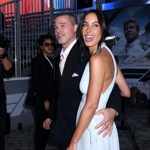 Brad Pitt et Ines de Ramon assistent à la première mondiale du film Apple Original Films 'F1 : The Movie' à Times Square à New York. Le 16 juin 2025. © Photo Image Press via ZUMA Press Wire