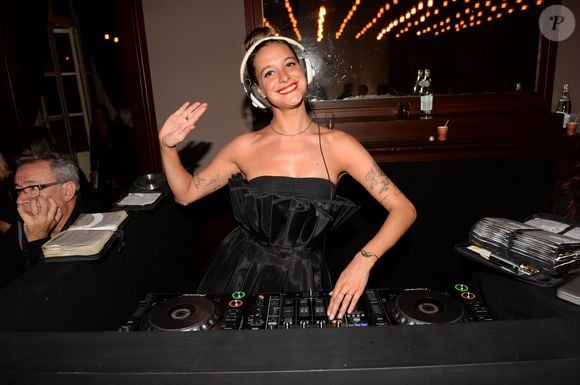 C’est derrière les platines qu’elle trouve finalement son équilibre : devenue DJ, elle parcourt le monde, enchaînant les aventures...

Exclusif - DJ Nubia Esteban (Fille de la chanteuse Lio) - Soirée au Kiehl's Club lors du 43ème Festival du Cinéma Américain de Deauville, France, le 2 septembre 2017. © Rachid Bellak/Bestimage