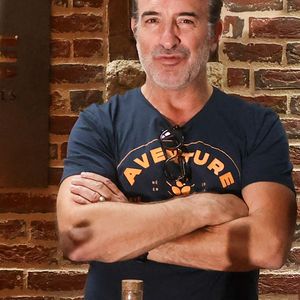 Exclusif - Jean Dujardin et ses trois partenaires, Antoine Gravouil, Olivier Carsoule et Éric Lafon, fondateurs de la distillerie Bordeaux Distilling Co, basée dans le quartier de Bacalan, lancent leur premier whisky, au nom évocateur : Aventure, à Bordeaux, France, le 1er octobre 2025. © Fabien Cottereau/Bestimage