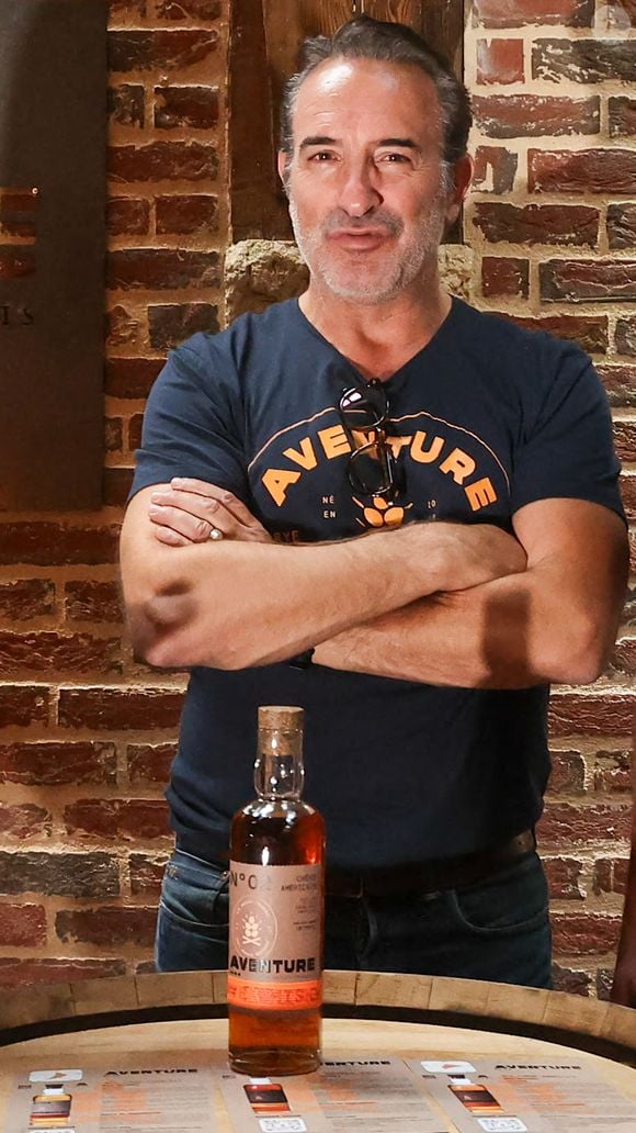 Exclusif - Jean Dujardin et ses trois partenaires, Antoine Gravouil, Olivier Carsoule et Éric Lafon, fondateurs de la distillerie Bordeaux Distilling Co, basée dans le quartier de Bacalan, lancent leur premier whisky, au nom évocateur : Aventure, à Bordeaux, France, le 1er octobre 2025. © Fabien Cottereau/Bestimage