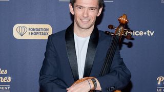Gautier Capuçon mis à l'honneur face à sa sa compagne Julia Neugebauer dans un endroit symbolique de Paris, une journée spéciale pour lui