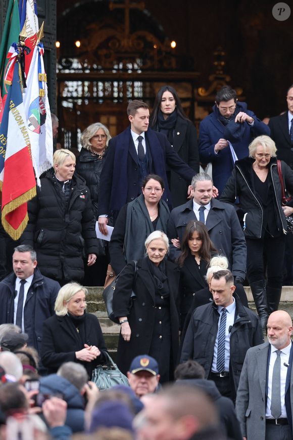 L'homme politique est décédé le 7 janvier dernier. 

Marine Le Pen, Marie-Caroline Le Pen et sa fille Nolwenn Olivier - Sortie de l'hommage à Jean-Marie Le Pen en l’église Notre-Dame du Val-de-Grâce à Paris le 16 janvier 2025.

© Cyril Moreau / Bestimage